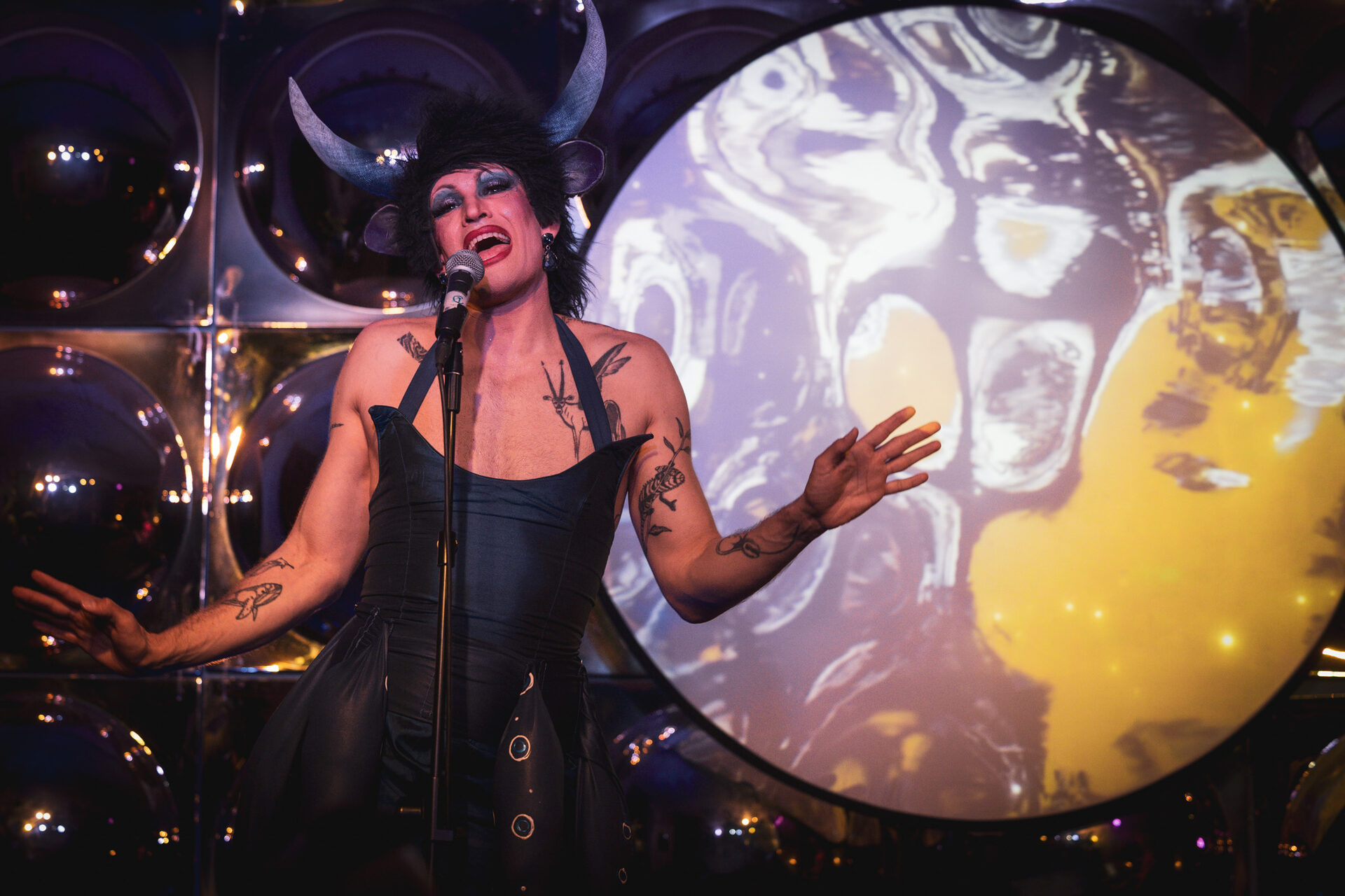 Soya the Cow singt im Konzert «Queere Tiere»