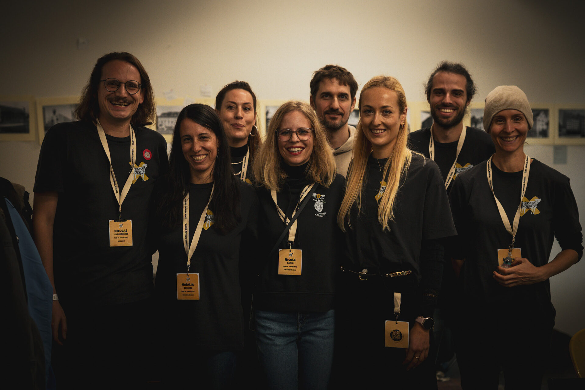 Gruppenbild des Teams in den schwarzen Kongress-T-Shirts