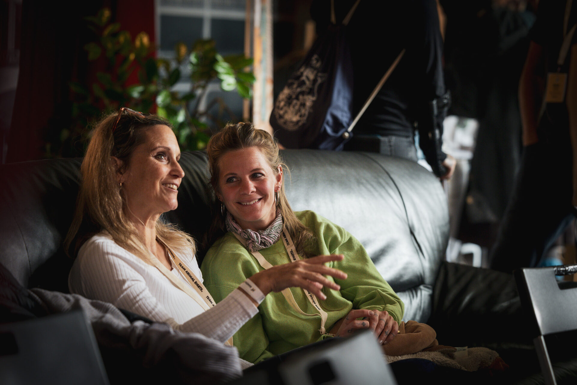 Zwei Teilnehmerinnen lachen auf dem Sofa