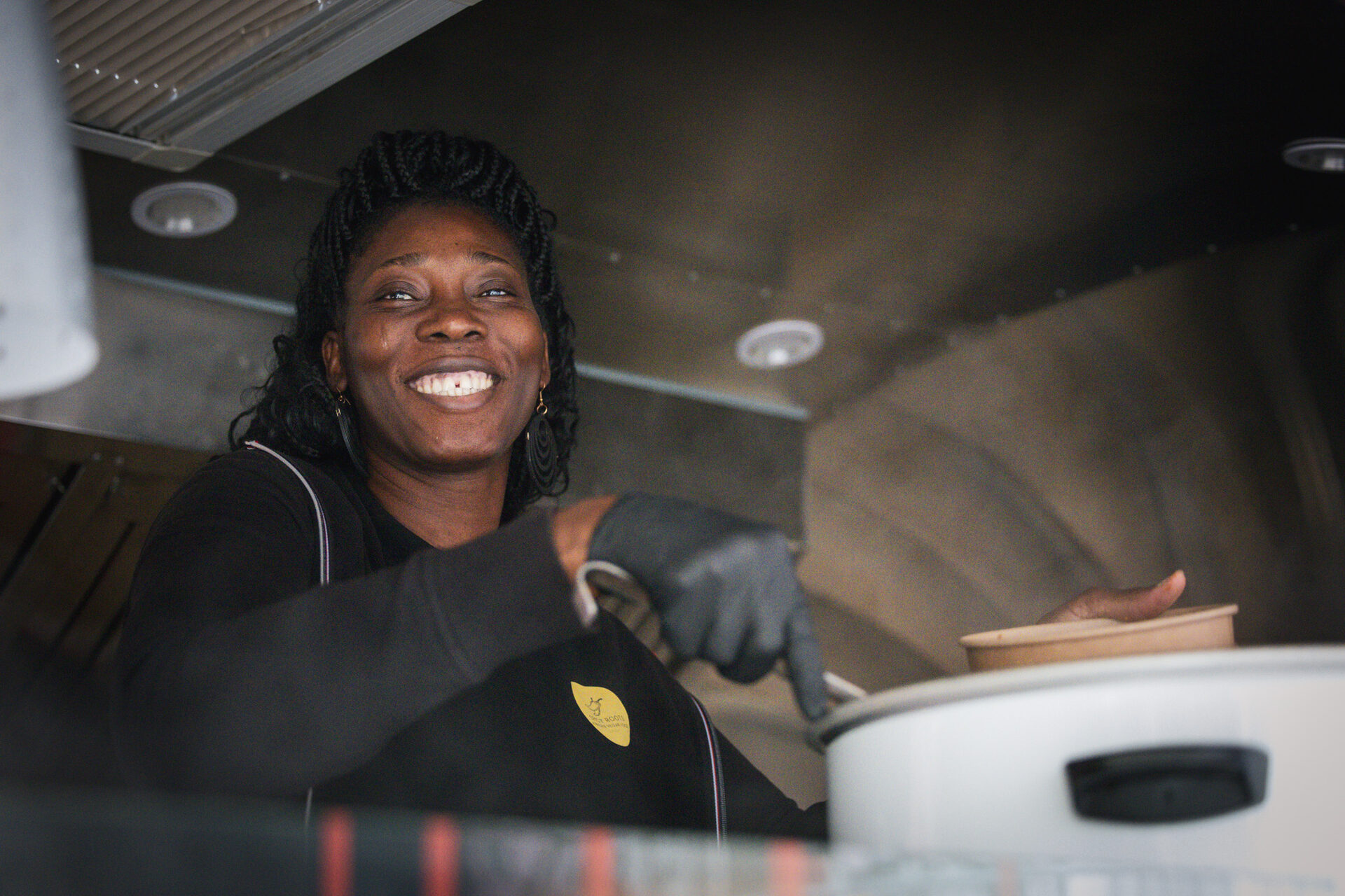 Lachende Köchin im Foodtruck