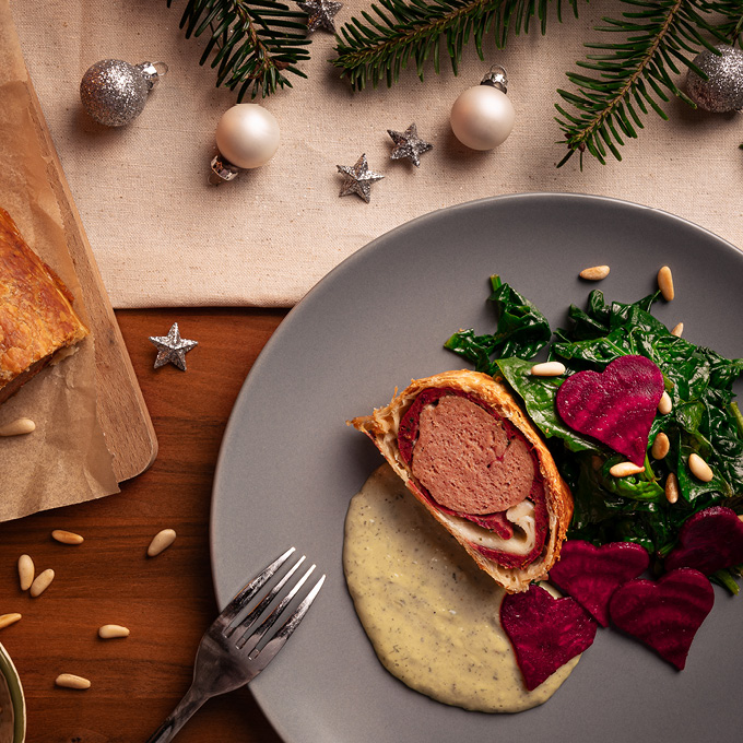 «Filet im Teig» an Estragonsauce, mit gebratenem Spinat und marinierten Randen