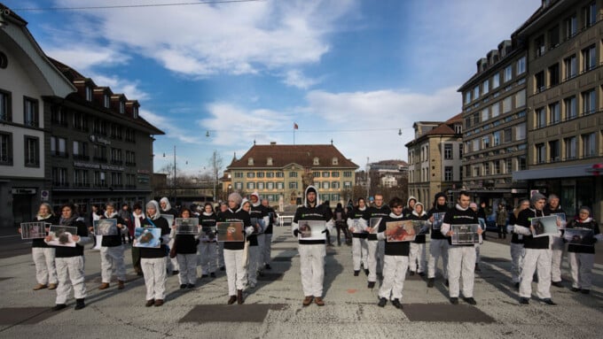 Mahnwache gegen Tierversuche an der Uni Bern