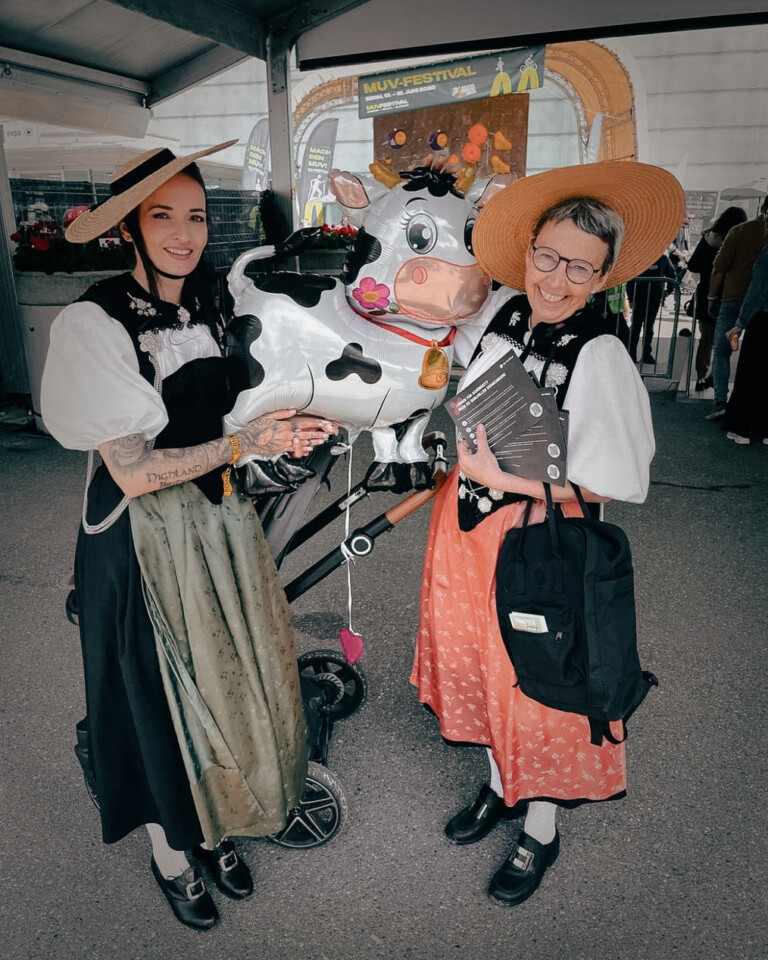 Trachten statt Schlachten verteilt milchkritische Flyer an der BEA.