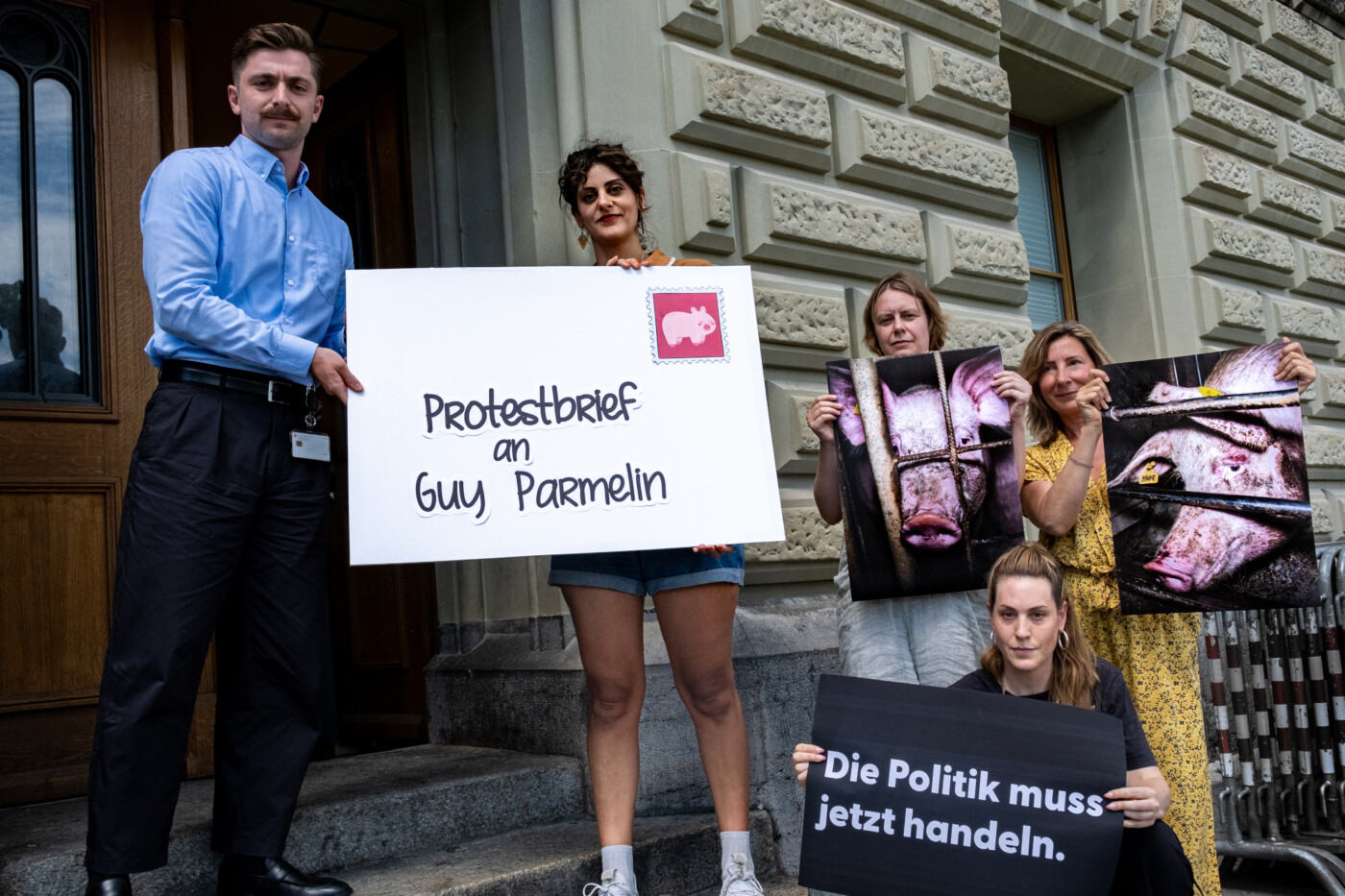 Übergabe von Protestbrief in Bern